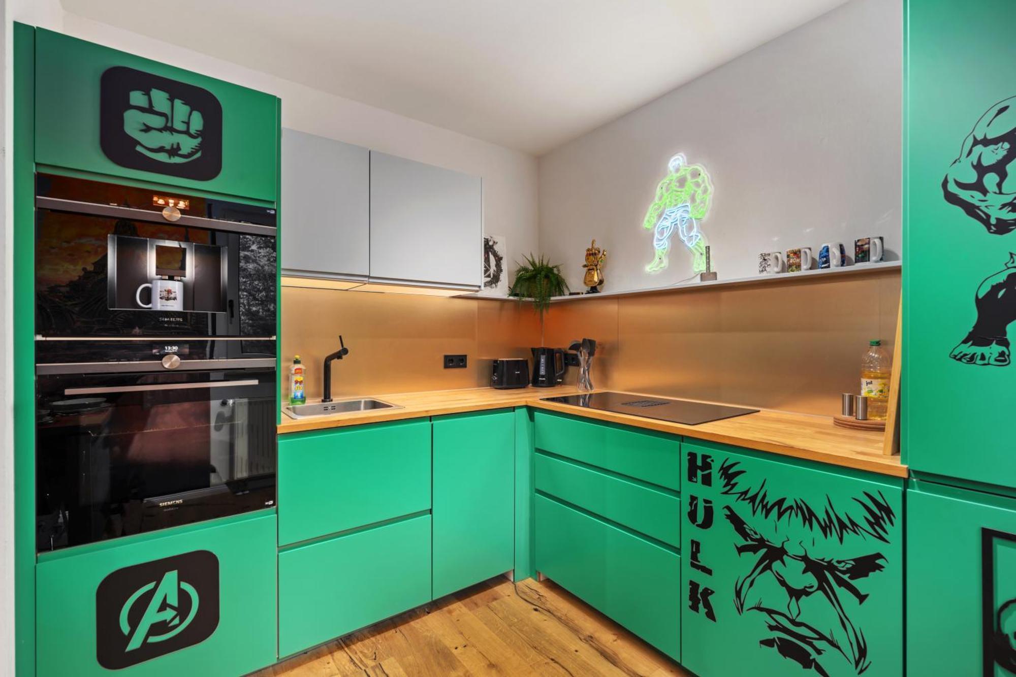Edler Wohnraum Disney Marvel Studio Mit Balkon, Boxspringbett, Kaffeevollautomat, Lift & Parkplatz Chemnitz Buitenkant foto